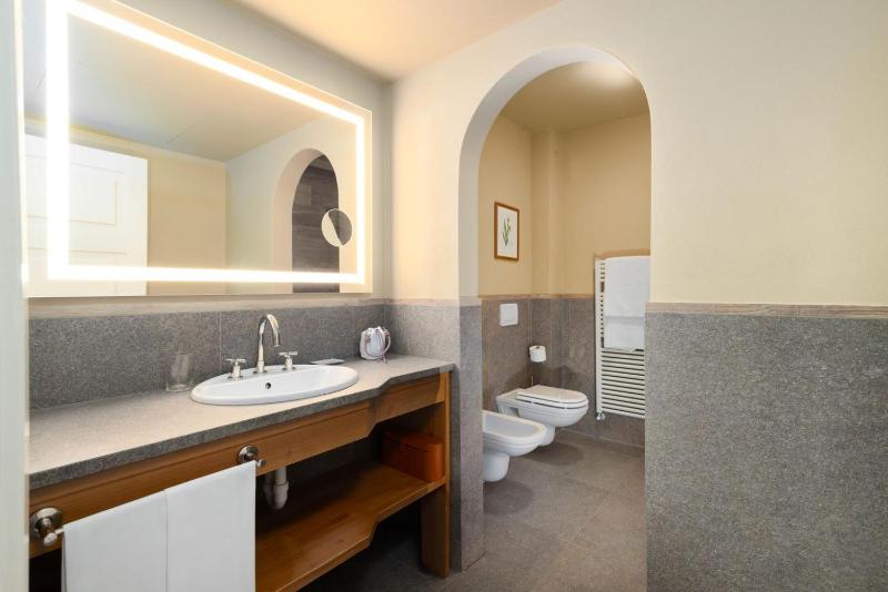 Junior Suite with Spa Access image 2