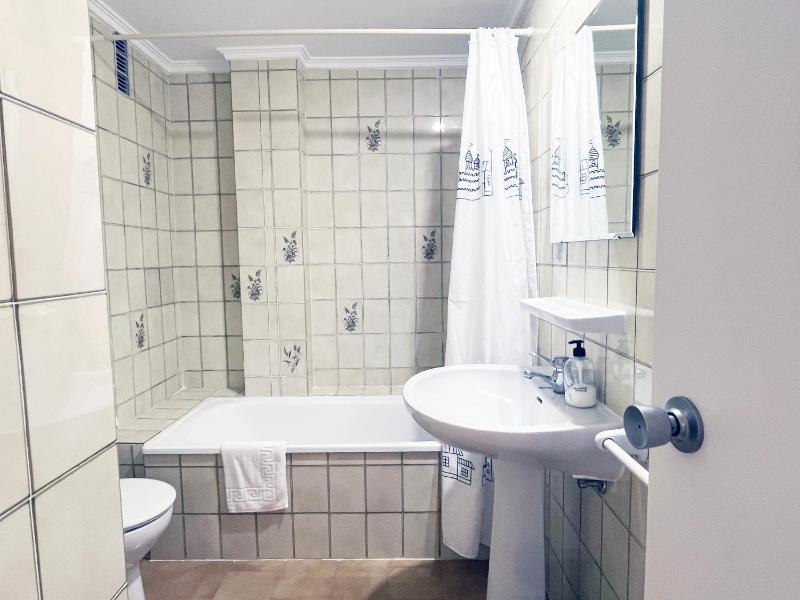 One-Bedroom Apartment image 3