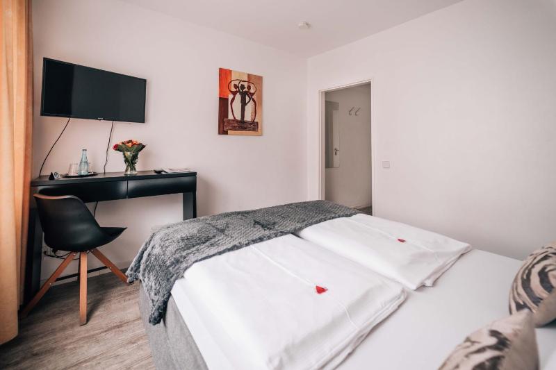 Small Double Room image 3
