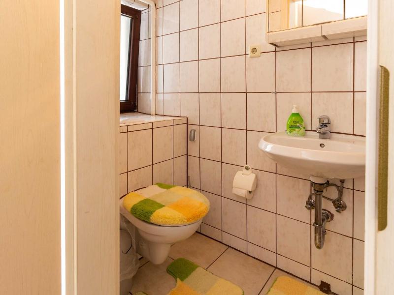 One-Bedroom Apartment with Shower image 3