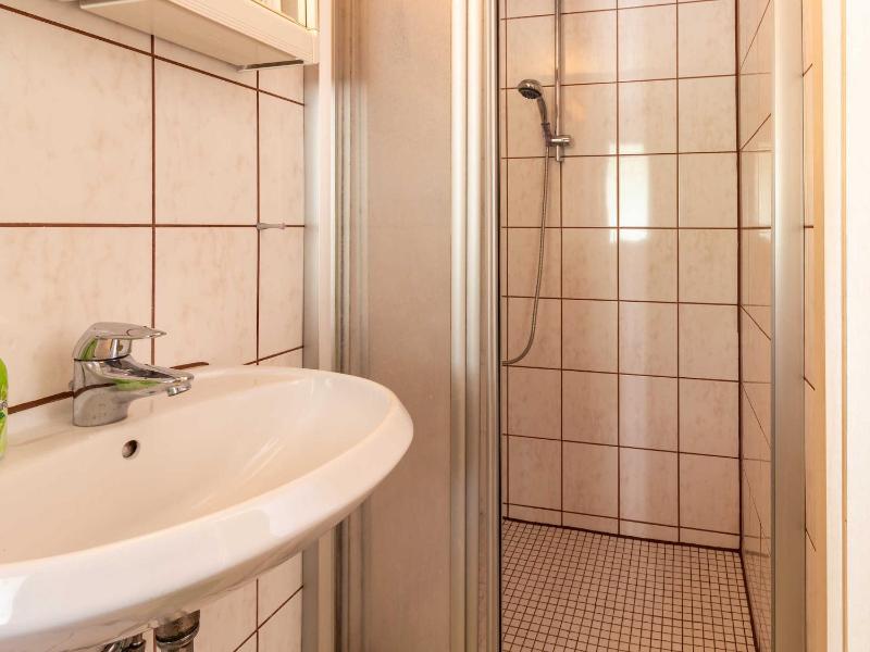 One-Bedroom Apartment with Shower image 2