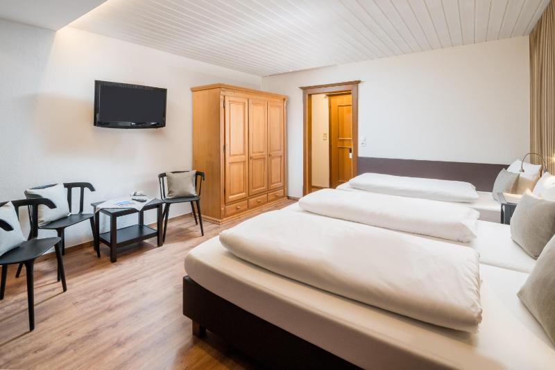 Economy Triple Room image 3