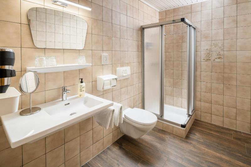 Economy Triple Room image 4