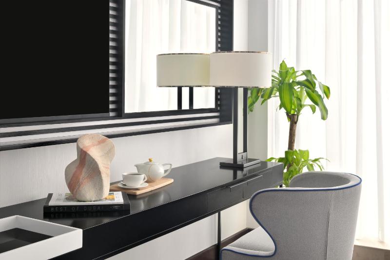 Superior King Room image 3