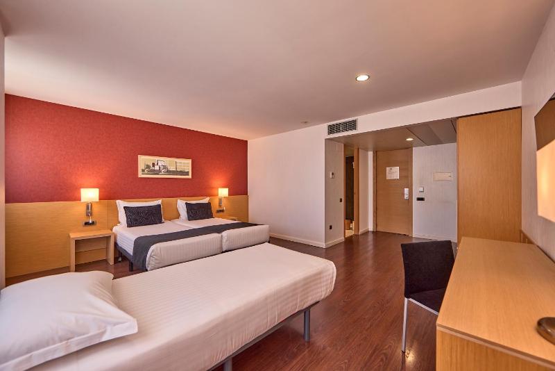 Family Room (2 Adults + 1 Child) image 3