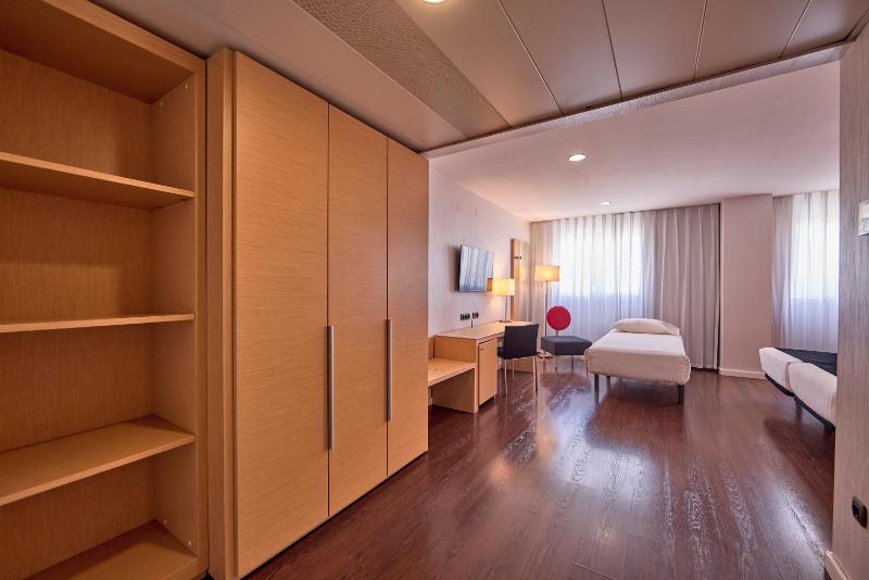 Family Room (2 Adults + 1 Child) image 4