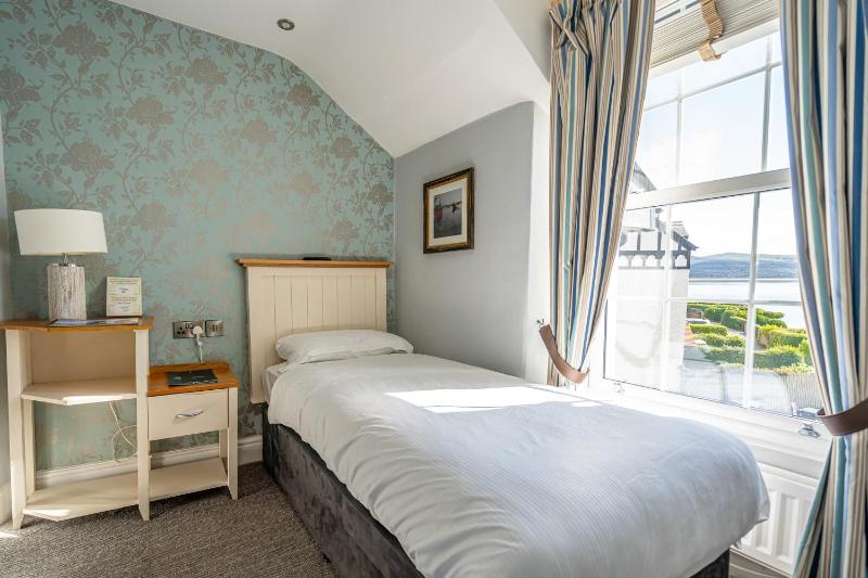 Single Room with Sea View image 4
