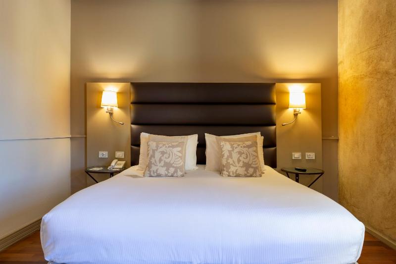 Deluxe Double or Twin Room image 1