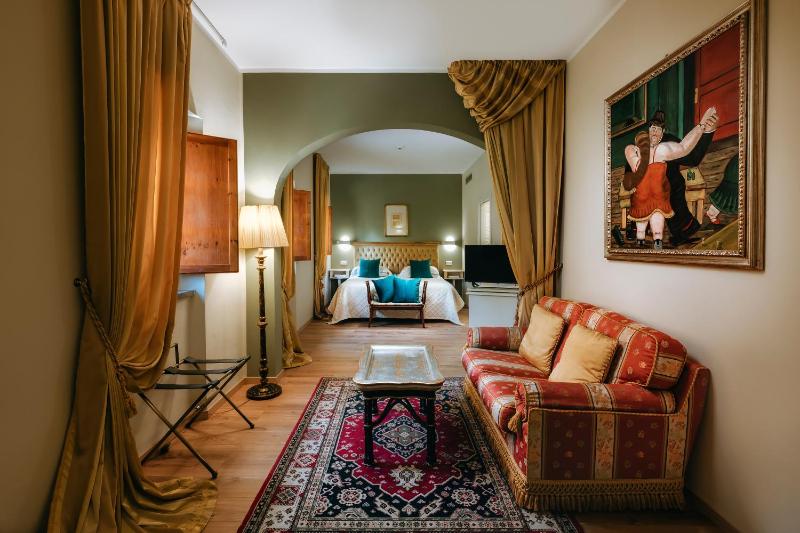 Deluxe Room image 3
