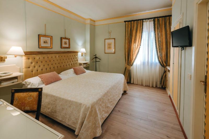 King Room with Garden View image 4