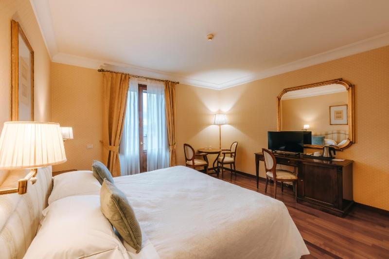 King Room with Garden View image 3