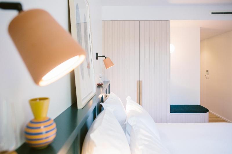 Standard Double Room image 4