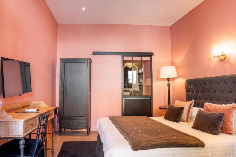 Small Double Room image 3