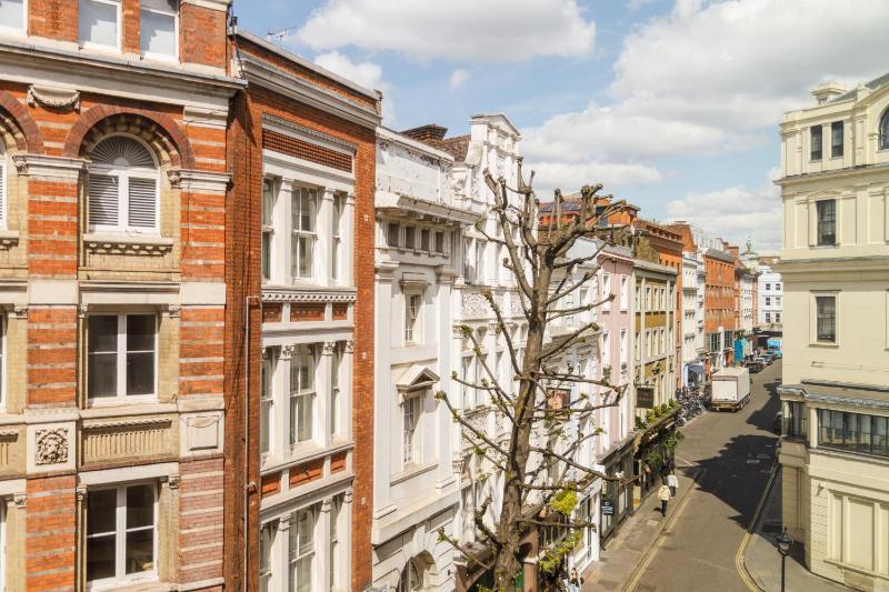 Superior Double Street View Room image 3