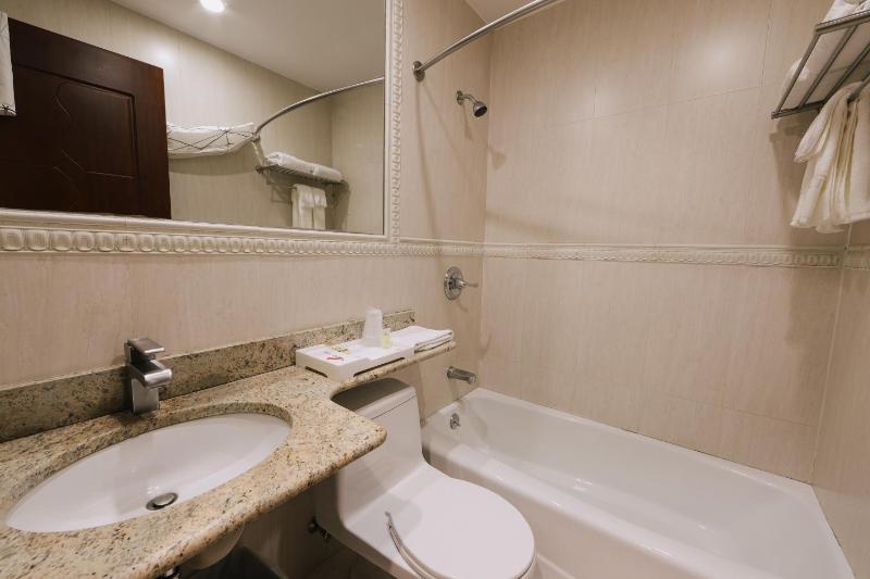 Standard King Room image 2
