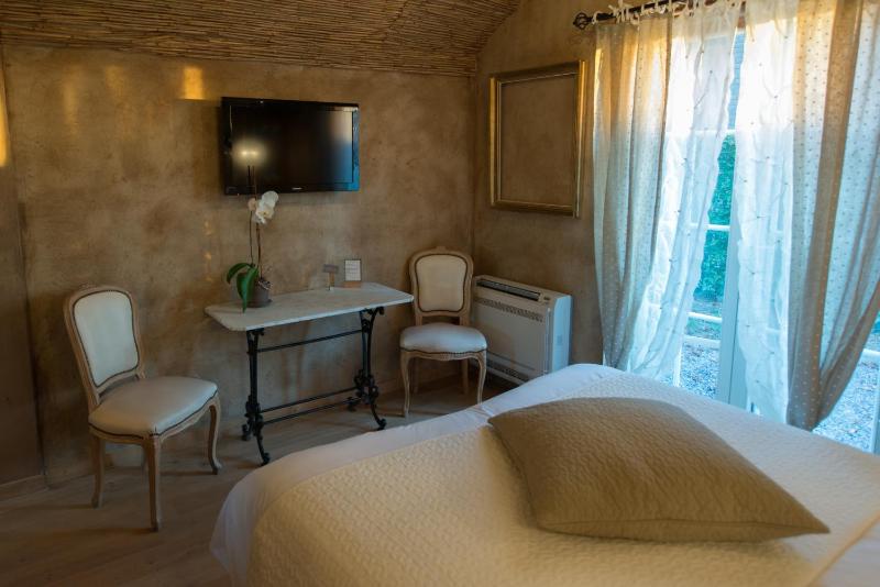 Double Room image 4