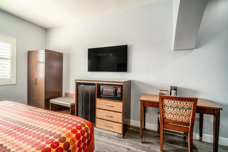 King Suite - Non-Smoking image 3