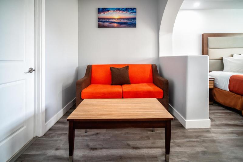 King Suite - Non-Smoking image 3