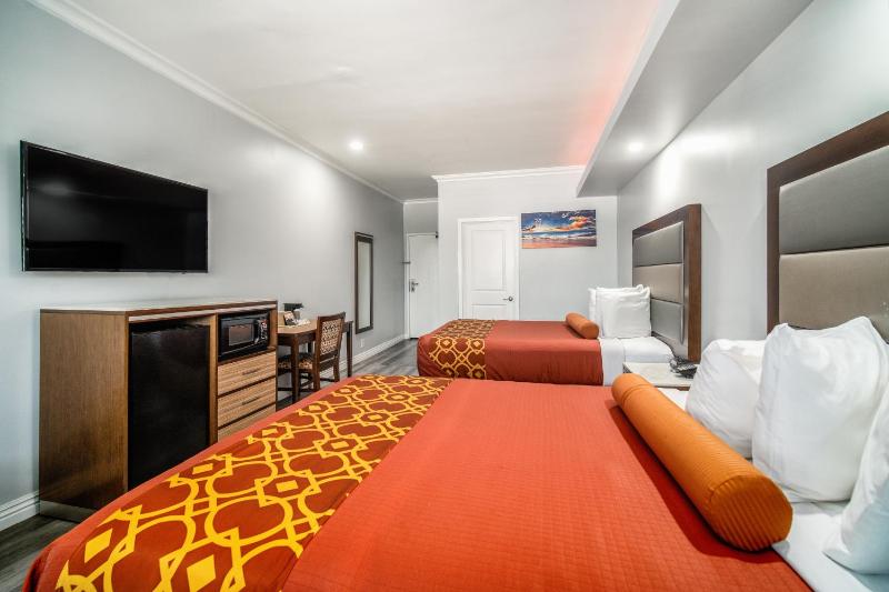 Queen Room with Two Queen Beds - Non-Smoking image 2
