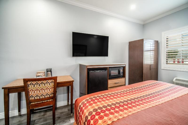 King Room - Non-Smoking image 3
