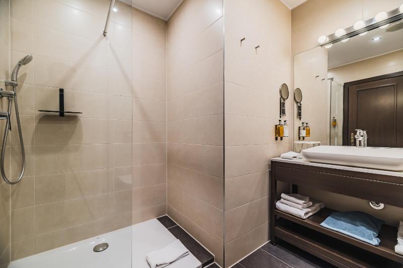 Superior Double Room image 3