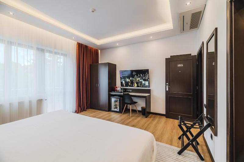 Superior Double Room with Balcony image 2