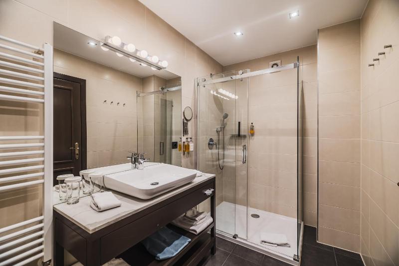 Superior Double Room with Balcony image 3