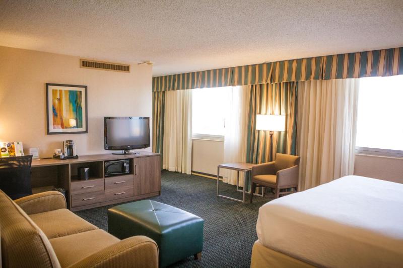 Premium King Room image 3