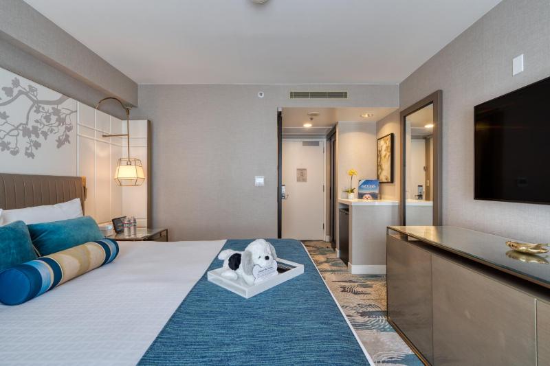Deluxe King Room image 2