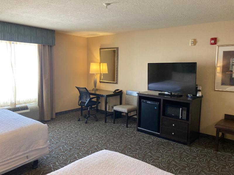 Queen Room with Two Queen Beds - Mobility and Hearing Access/Non-Smoking image 4
