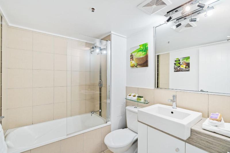 Belle Escapes 710 Elevated CBD getaway with magical views - image 4