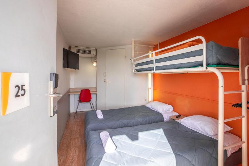 Triple Room with 3 Single Beds image 1