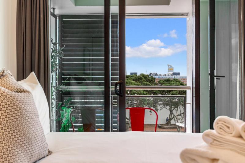 Viaduct Harbour Views w Free Parking Zodiak Stays - image 4