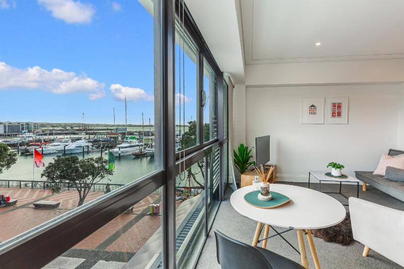 Viaduct Harbour Views w Free Parking Zodiak Stays - image 1