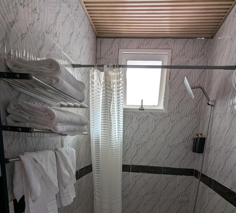 L F Suites - image 10