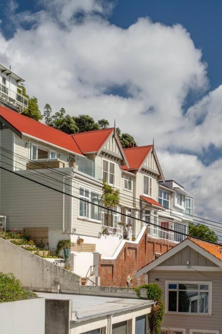 Beautiful central executive home - image 13