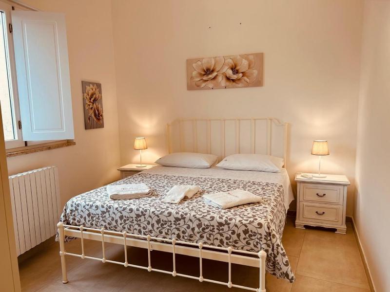 One-Bedroom Deluxe Apartment image 1