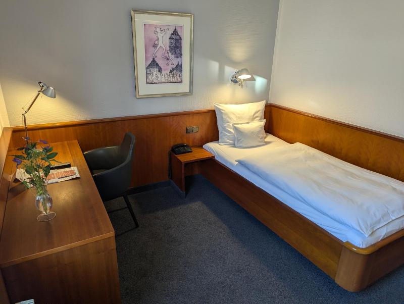 Single Room image 3