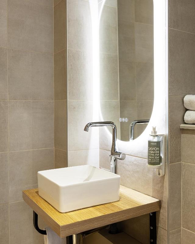 Standard Double Room image 3