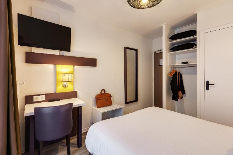 Standard Double Room image 4