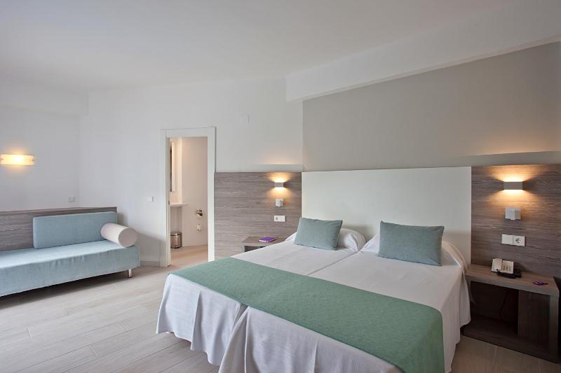 Double or Twin Room image 4