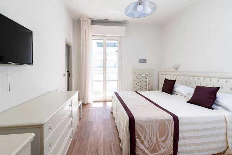 Double or Twin Room image 3