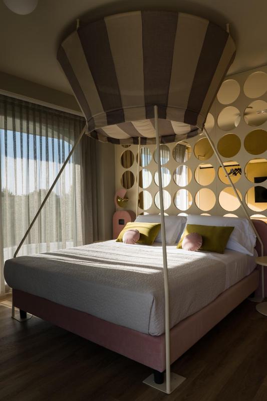 King Suite with Sea View image 3