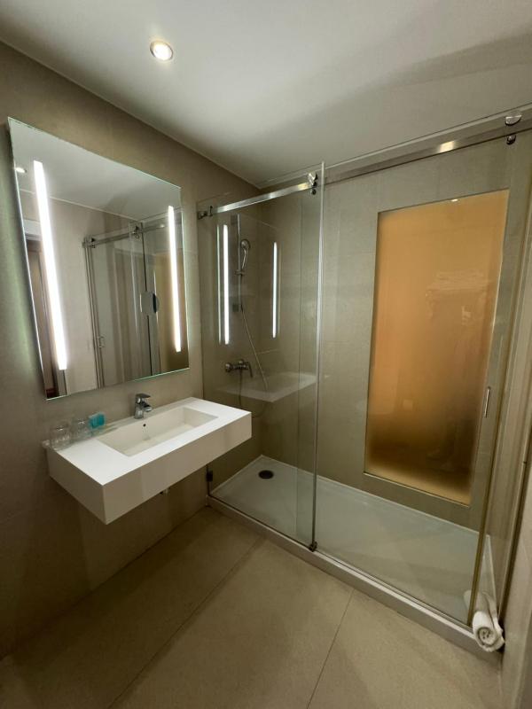 Double Room with Sea View image 4