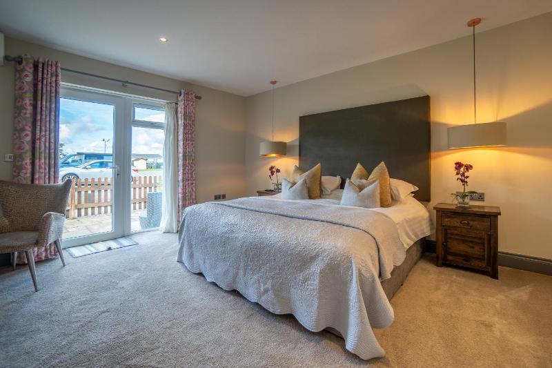 King Room with Garden View image 1