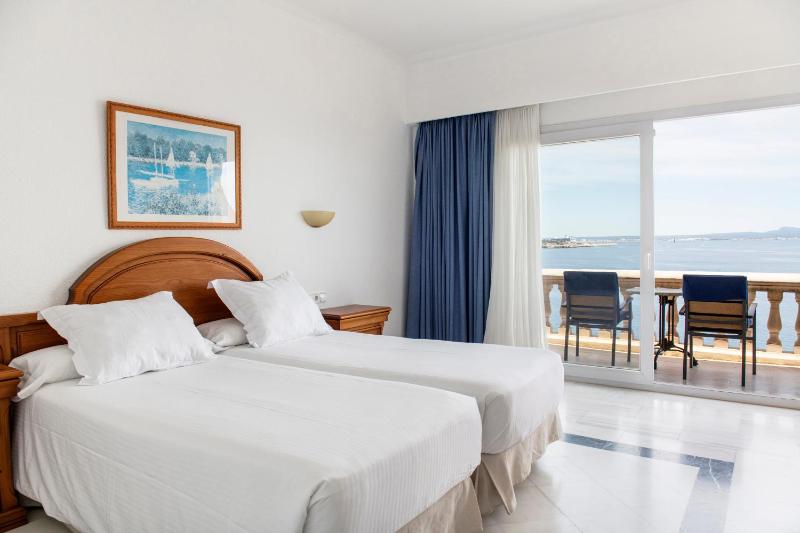 Double Room with Frontal Sea View image 4