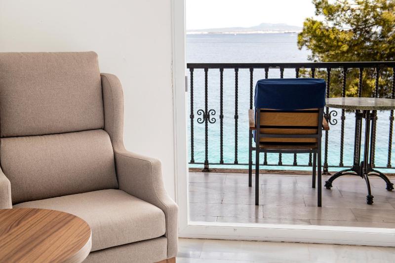 Double Room with Frontal Sea View image 2