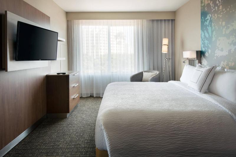 One-Bedroom King Suite with Sofa Bed image 4