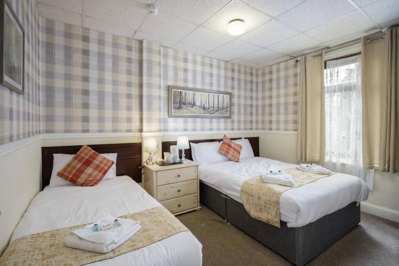 Standard Triple Room image 3