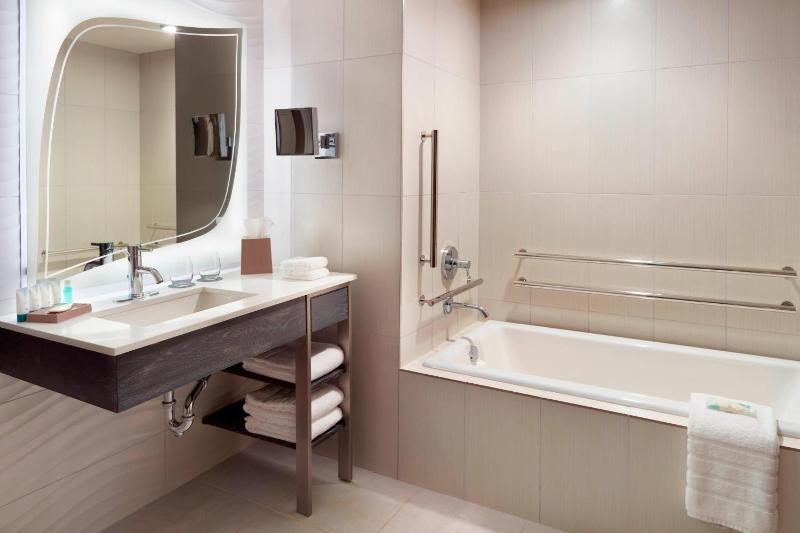 Guest Room, 1 King image 2